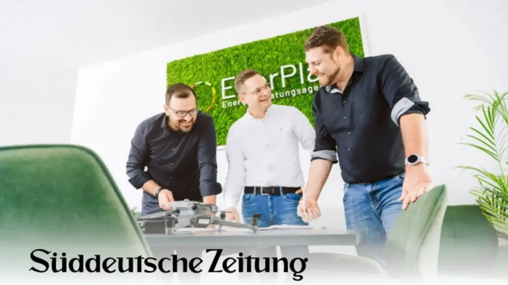 Die Geschäftsführer von EnerPlan besprechen gemeinsam Pläne im Büro. Bild für die Süddeutsche Zeitung.